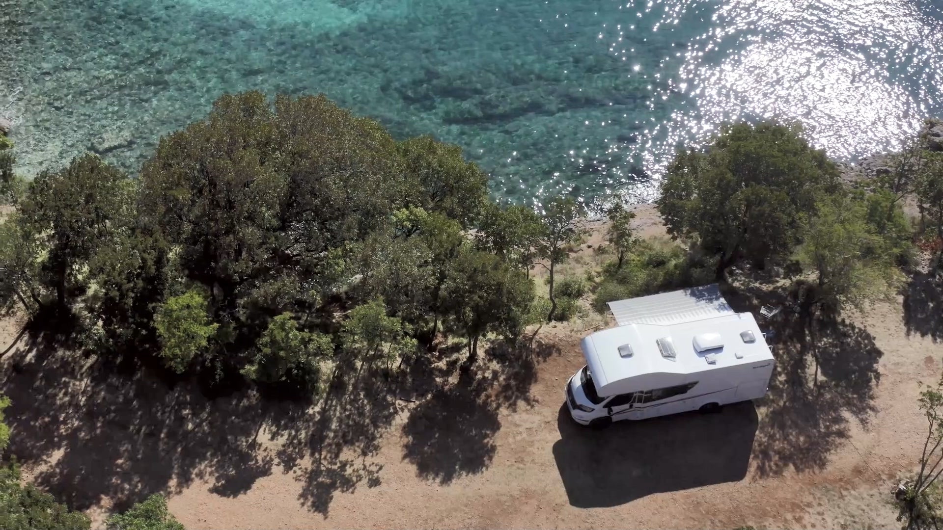 Wohnwagen steht am Meer